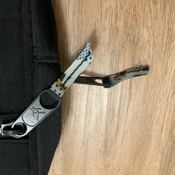 Thread Wallets Black Crossbody Bag with Geometric Pattern Lining - Picture 2 of 4